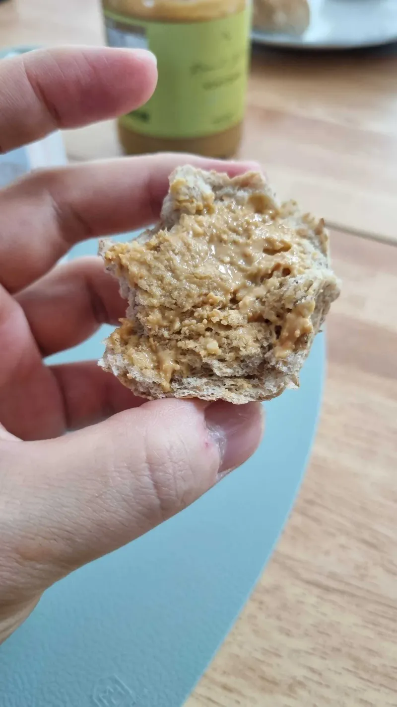 아르토스 발아통밀모닝빵에 비오바이 땅콩버터를 발라 먹는 실물 모습