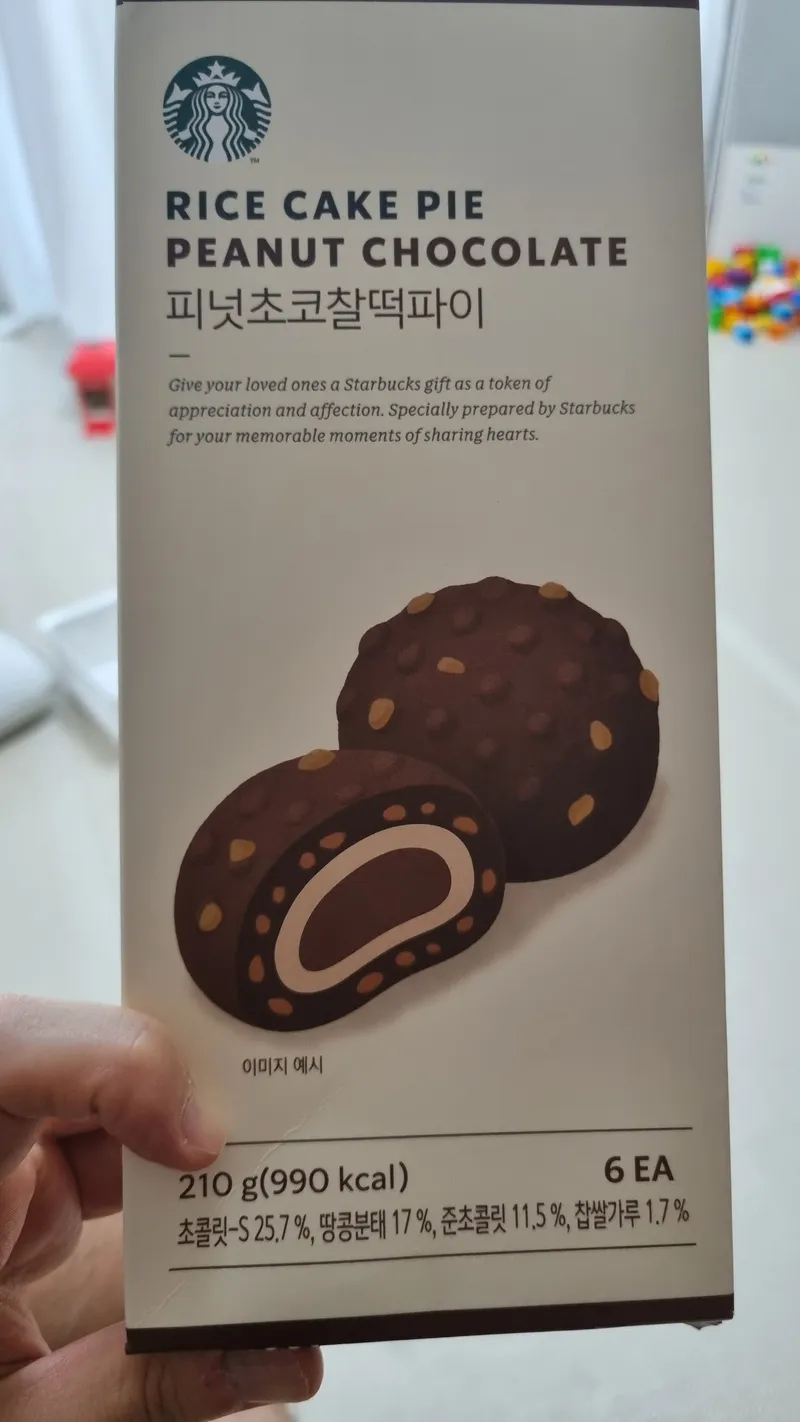 스타벅스 피넛초코찰떡파이 박스 전면의 제품 일러스트와 규격 표시