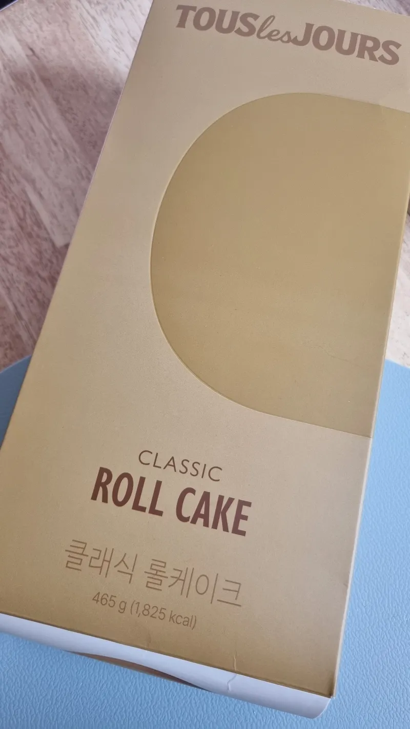 뚜레쥬르 클래식 롤케이크 골드 컬러 패키지 전면 모습