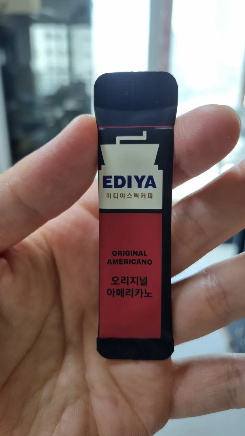 EDİYA 로고가 인쇄된 이디야 오리지널 아메리카노 개별 스틱 모습