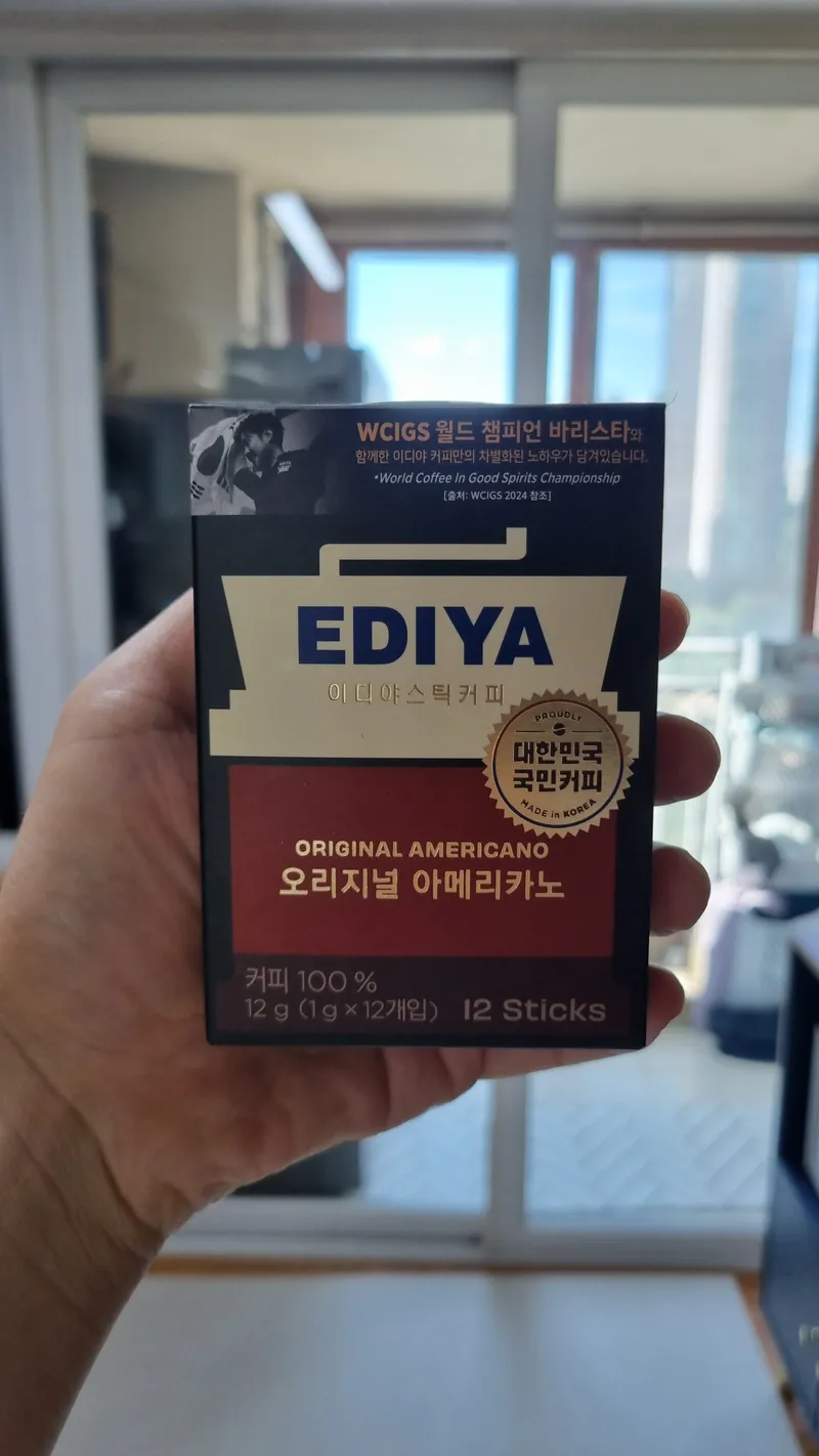 대한민국 국민커피 뱃지가 있는 이디야 오리지널 아메리카노 12개입 박스 정면 모습