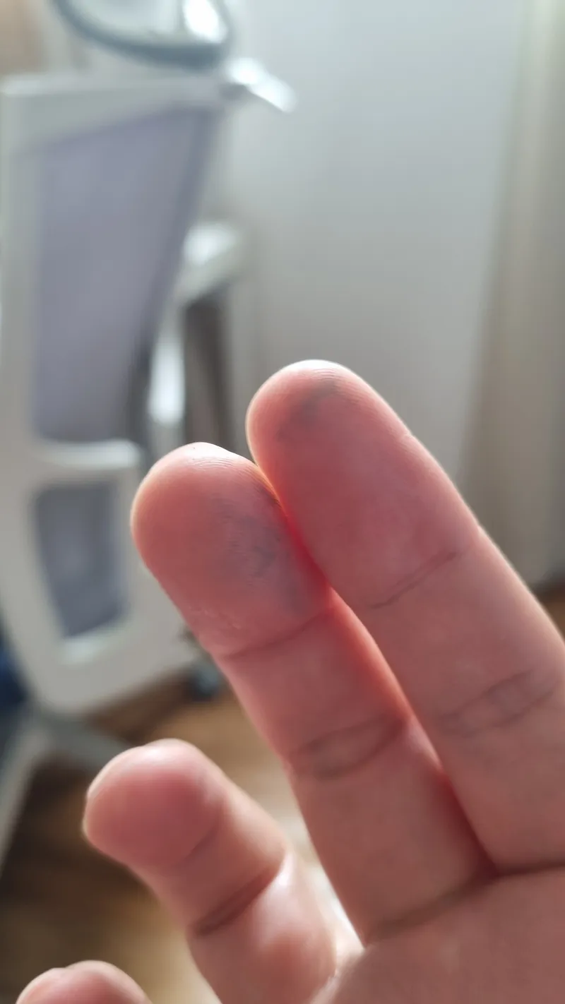 청스타 변기세정제 만진 후 손가락에 파란색이 묻어난 모습