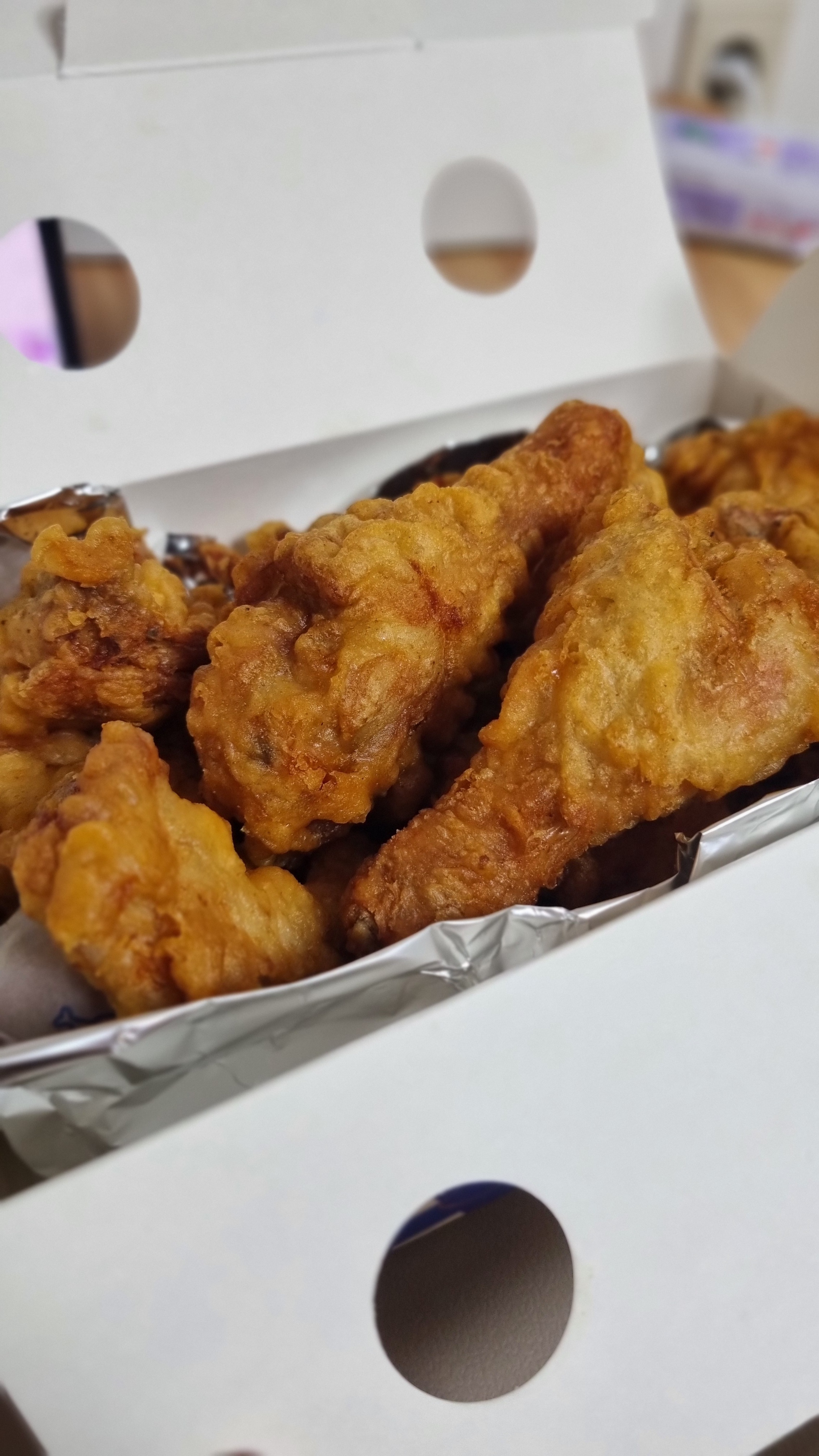 박스 안에 노릇하게 잘 튀겨져 담겨 있는 삼덕통닭 후라이드 치킨
