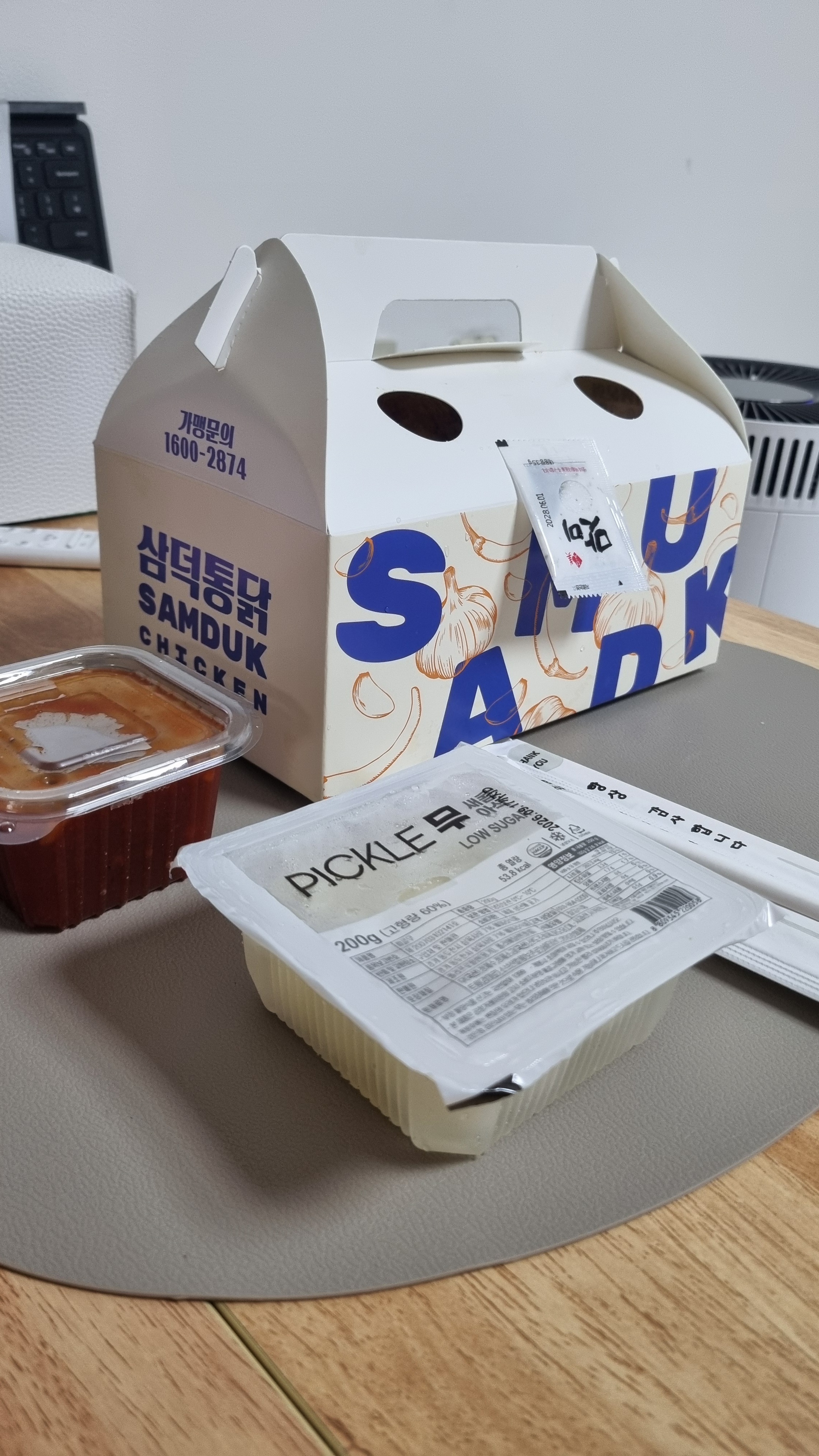 삼덕통닭 전용 패키지 박스와 피클무, 양념소스 기본 구성 모습