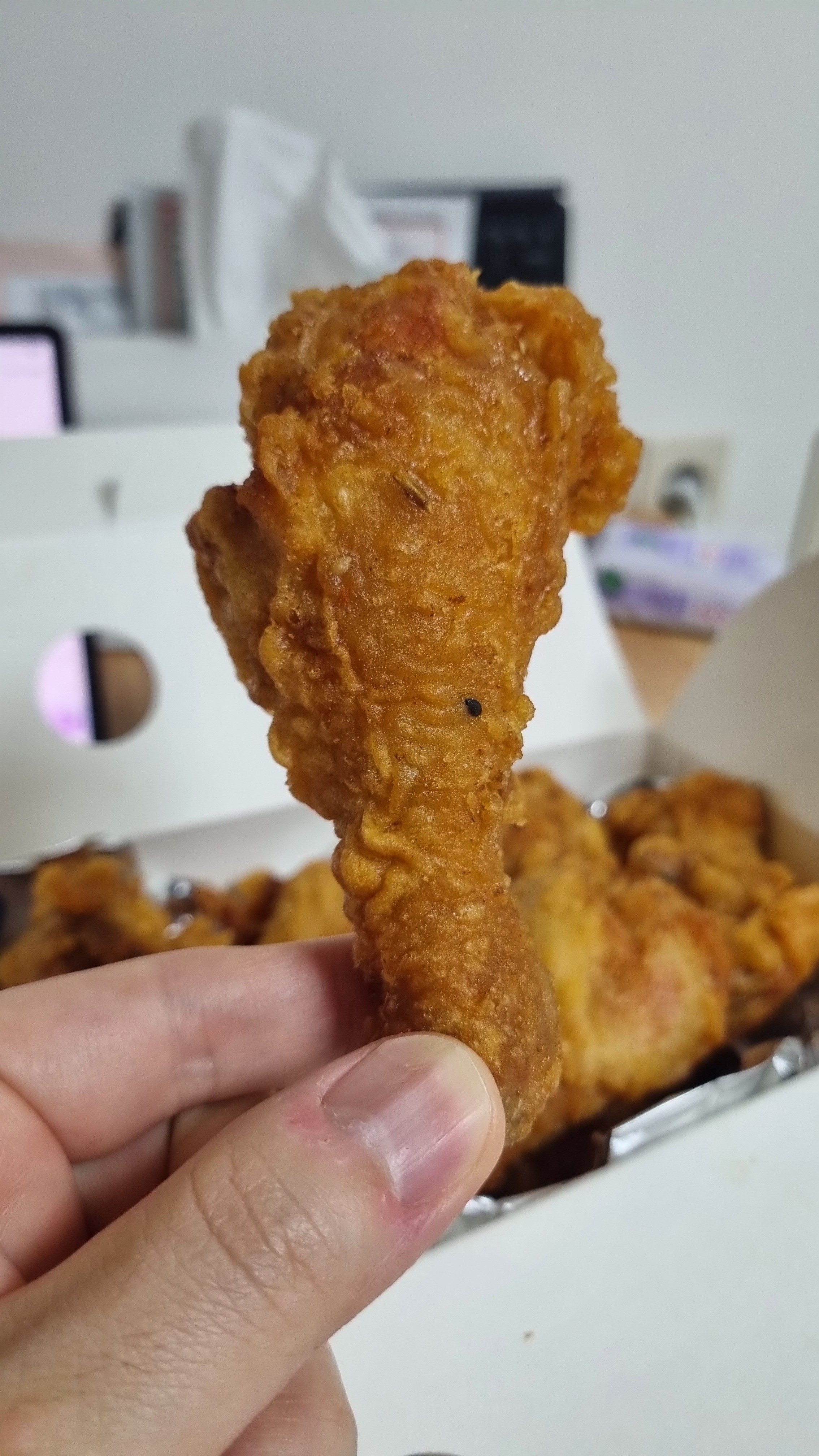 손으로 직접 들어서 살펴본 바삭한 비주얼의 삼덕통닭 닭다리
