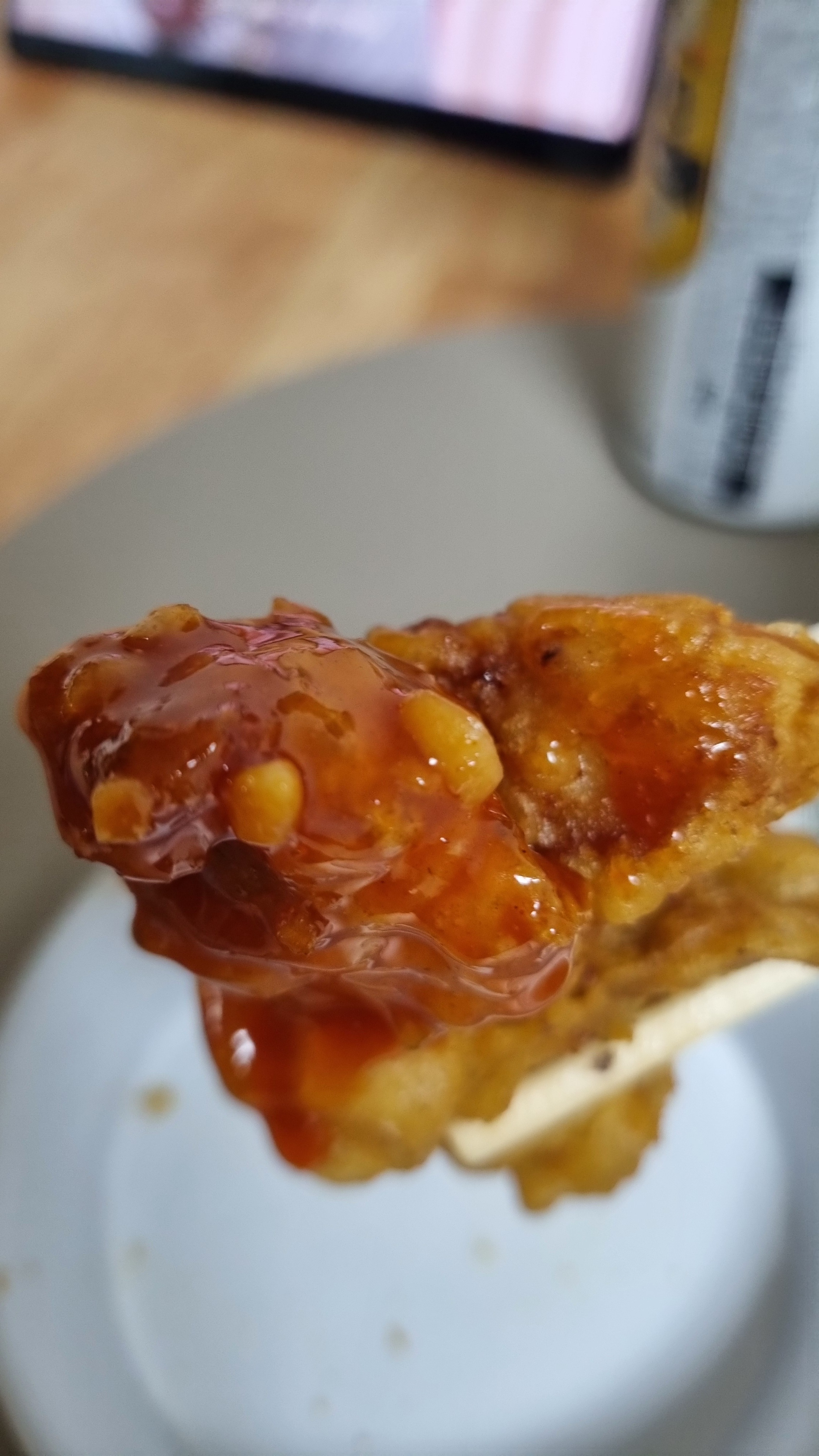 바삭한 후라이드 치킨을 땅콩 양념소스에 찍어 먹는 모습