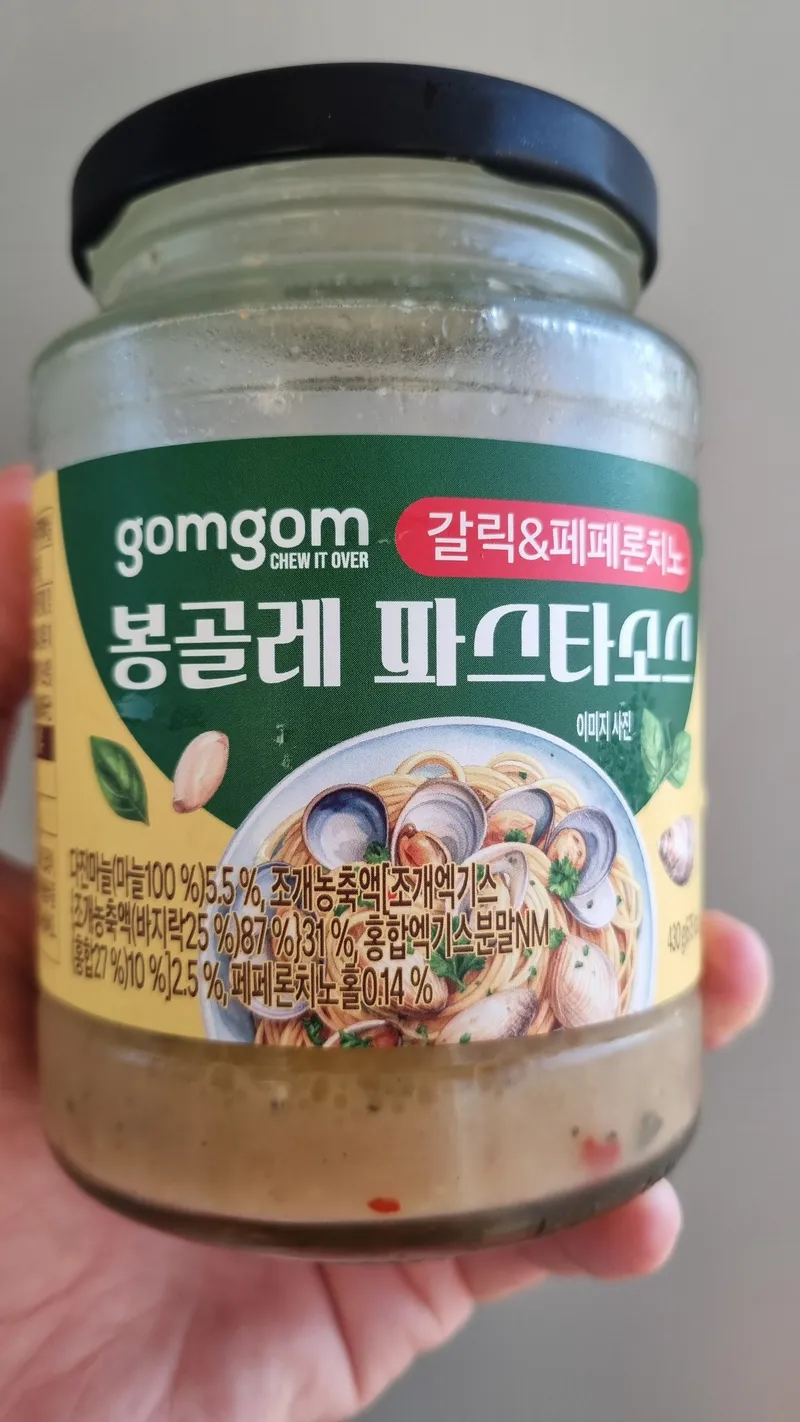 곰곰 갈릭 앤 페페로치노 봉골레 파스타소스 제품 병 전면 패키지와 원재료 표기 모습