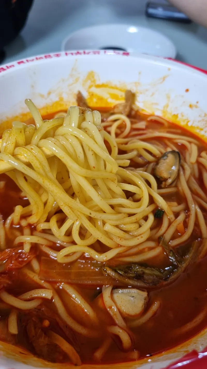 홍합살이 손질되어 들어 있는 짬뽕 면치기 모습