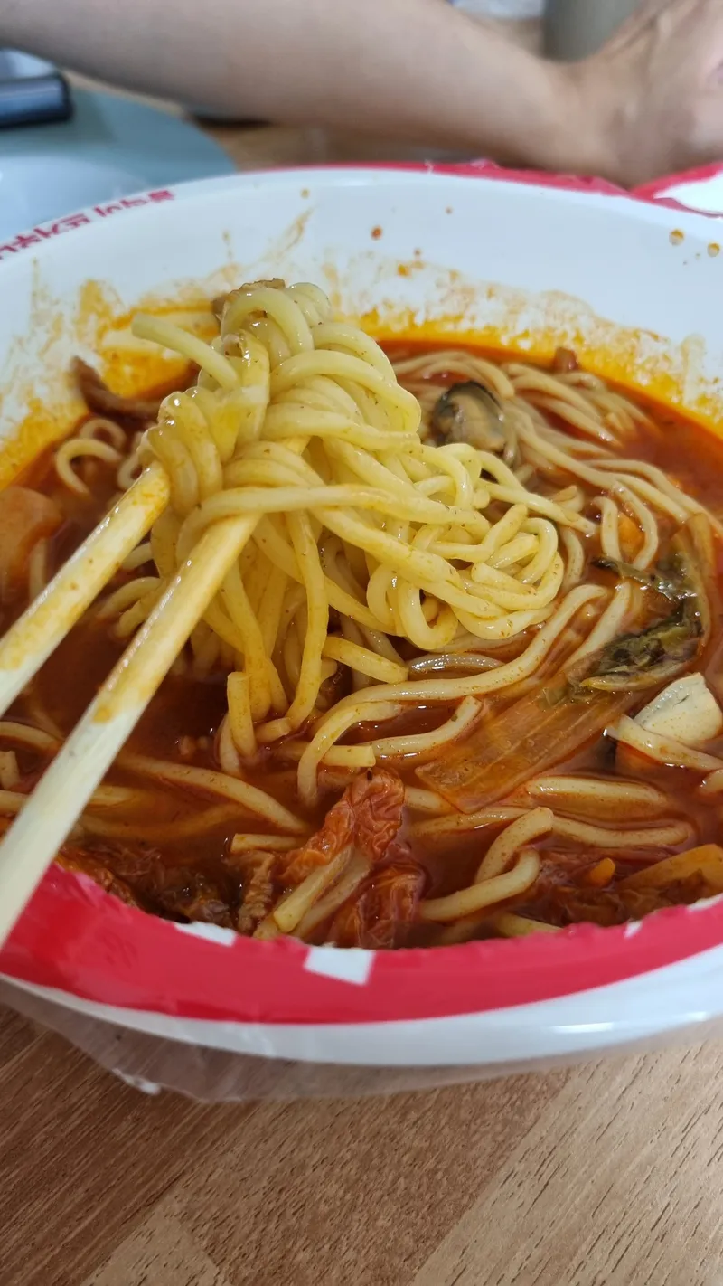 얼큰하고 깔끔한 국물의 짬뽕 면발 모습