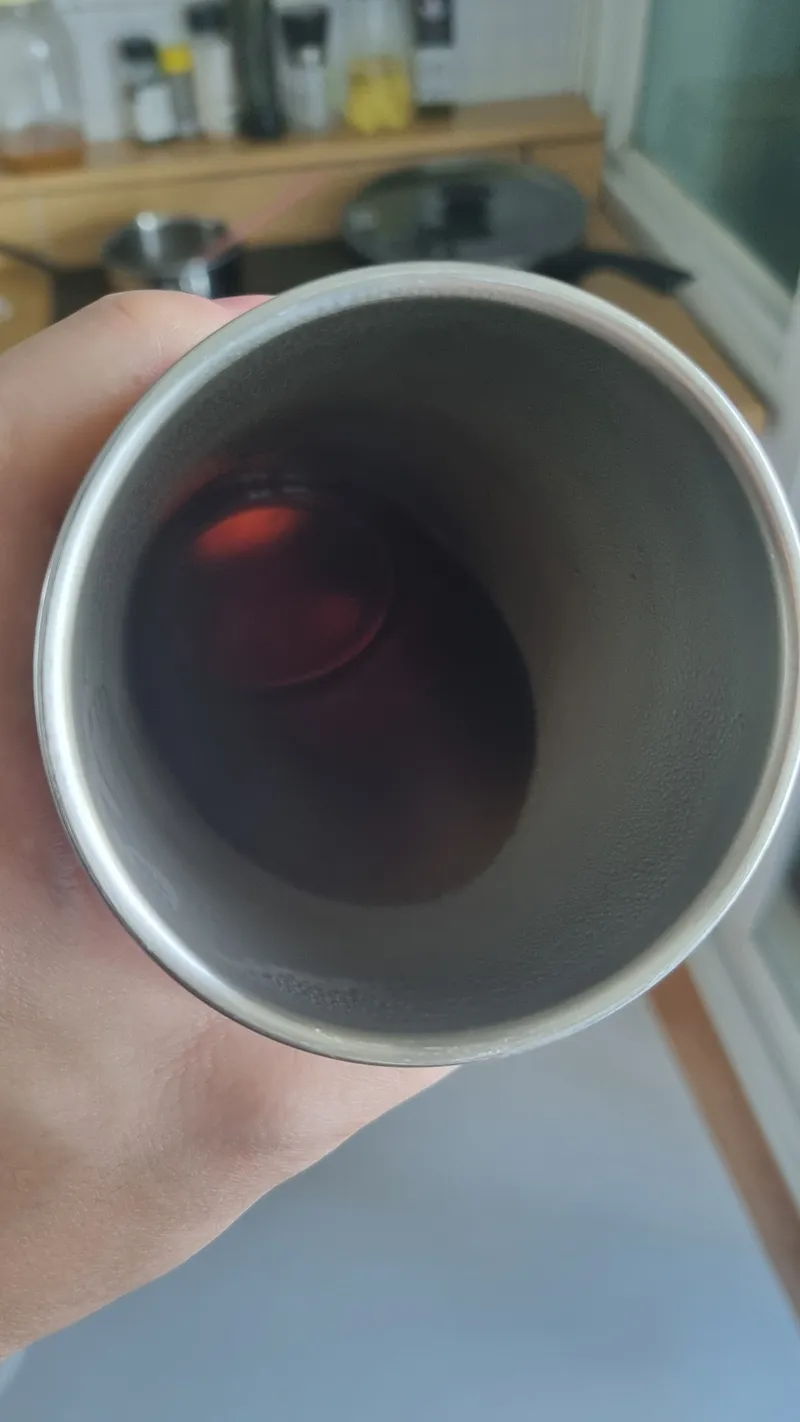텀블러에 진하게 우려진 로얄 티 루이보스 차의 붉은 빛깔