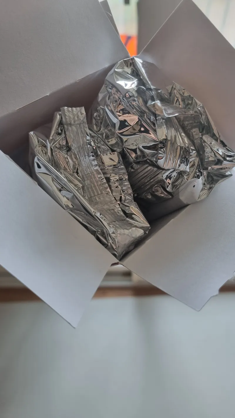 로얄 티 루이보스 박스 내부의 은색 비닐 포장 모습