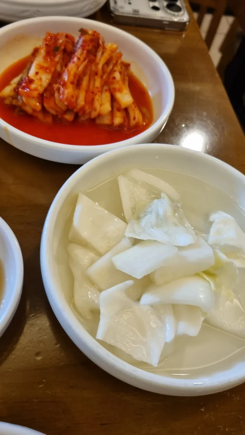 갯마을 한남로점의 배추김치와 양배추 물김치 밑반찬 모습