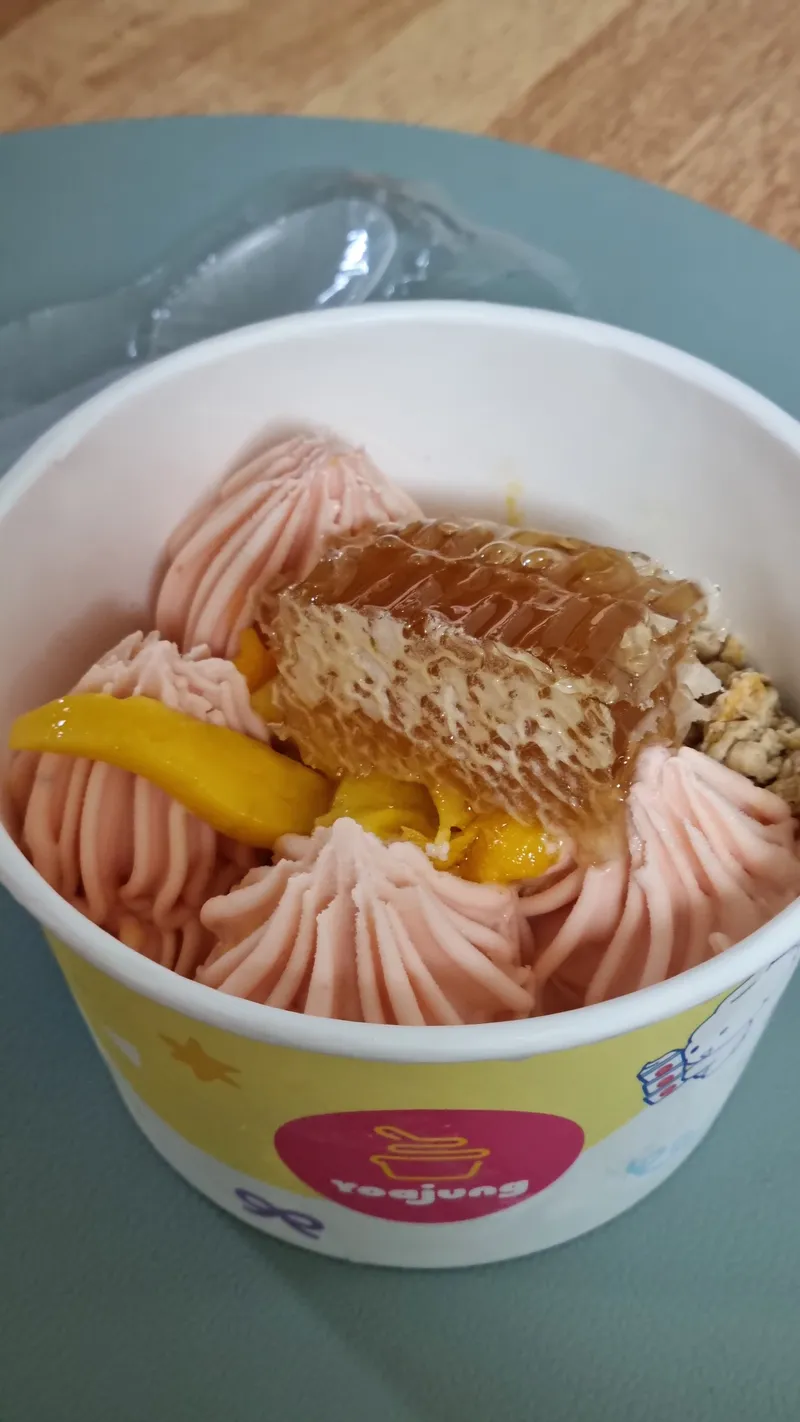 벌집꿀과 망고가 토핑된 저당 토마토 요거트 아이스크림